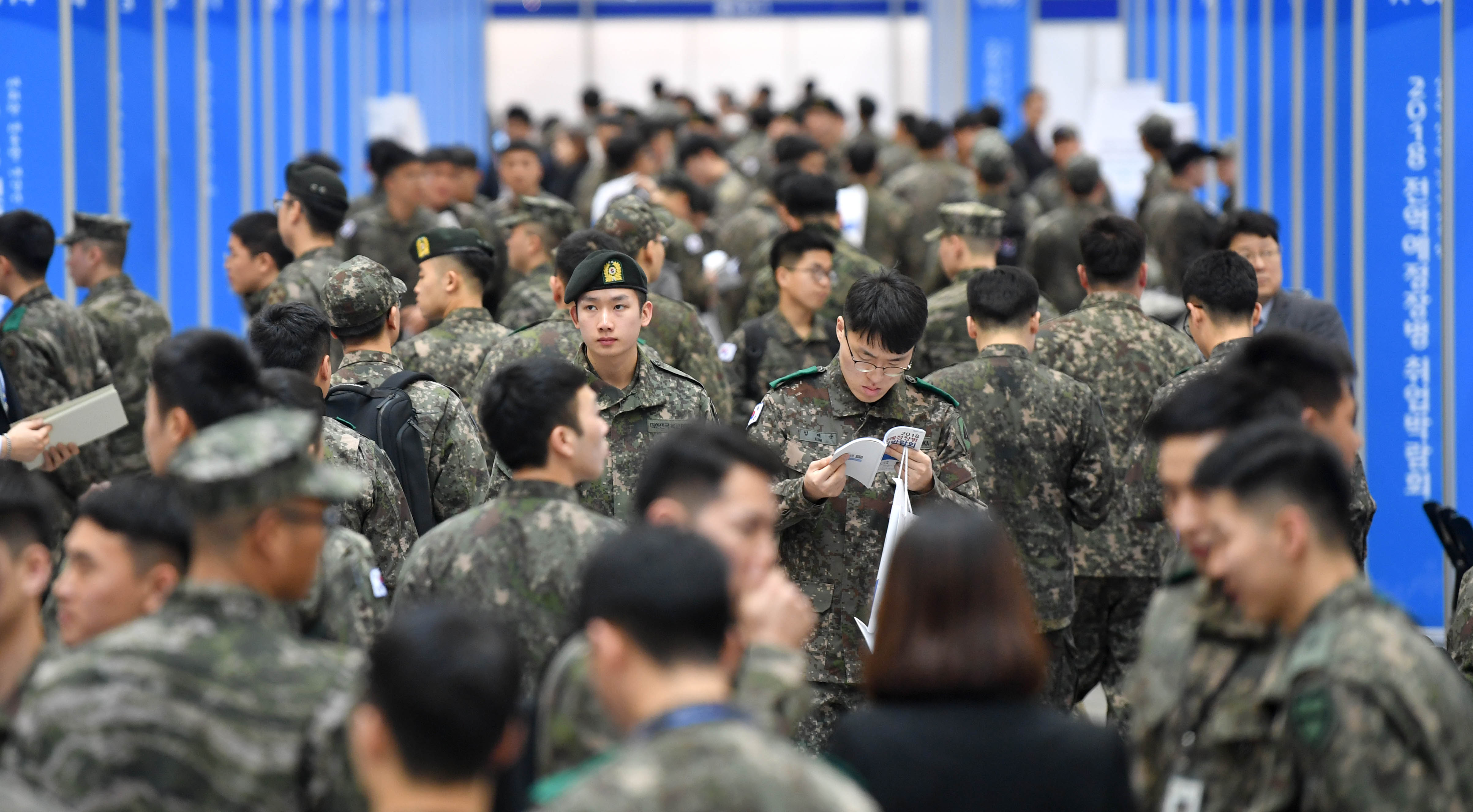 장기복무 제대군인의 54%만 취업하고 그 중 절반은 비정규직 일자리를 얻는다. 불안한 미래를 생각하면 군인연금 개혁에 선뜻 동의하기 어렵다. 사진은 지난해 한 취업박람회를 찾은 장병들. 서울신문 DB