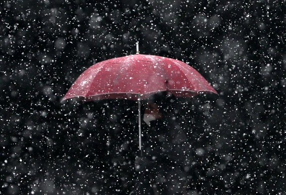 절기상 우수이자 정월대보름인 19일 오전 서울시청 인근에서 한 시민이 우산을 쓴 채 걷고 있다. 2019.2.19  연합뉴스