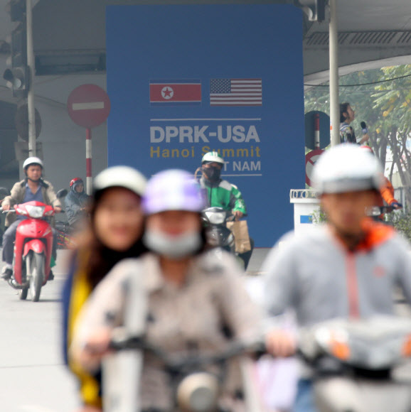 2차 북미정상회담을 8일 앞둔 19일(현지시간) 베트남 하노이 시내에 북미 정상회담 관련 안내판이 설치돼 있다. 2019.2.19  연합뉴스