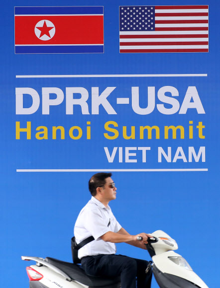 2차 북미정상회담을 8일 앞둔 19일(현지시간) 베트남 하노이 시내에 북미 정상회담 관련 안내판이 설치돼 있다. 2019.2.19  연합뉴스