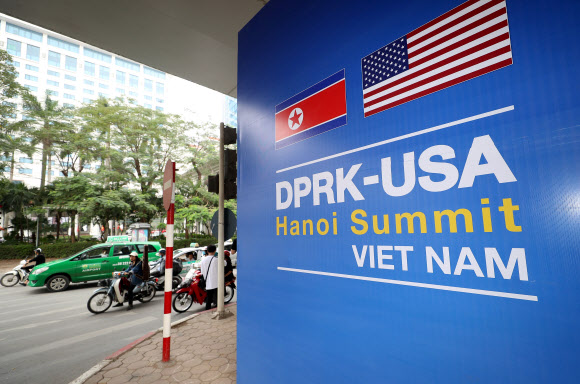 2차 북미정상회담을 여드레 앞둔 19일(현지시간) 베트남 하노이 시내에 북미 정상회담 관련 안내판이 설치돼 있다. 2019.2.19  연합뉴스