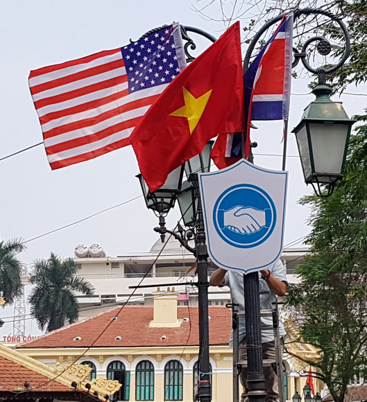 2차 북미정상회담을 여드레 앞둔 19일(현지시간) 베트남 하노이 정부게스트하우스 앞 공원에서 관계자들이 베트남국기-성조기-인공기를 걸고 있다. 2019.2.19  연합뉴스