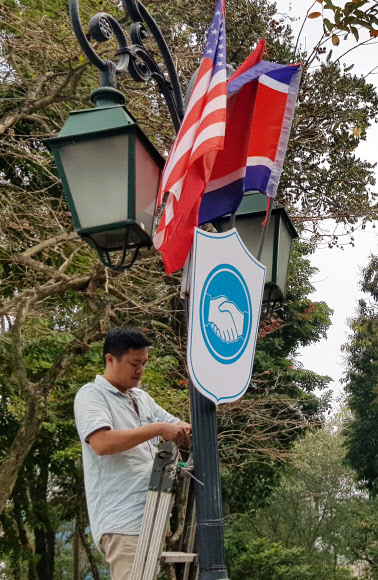 2차 북미정상회담을 여드레 앞둔 19일(현지시간) 베트남 하노이 정부게스트하우스 앞 공원에서 관계자들이 베트남국기-성조기-인공기를 걸고 있다. 2019.2.19  연합뉴스