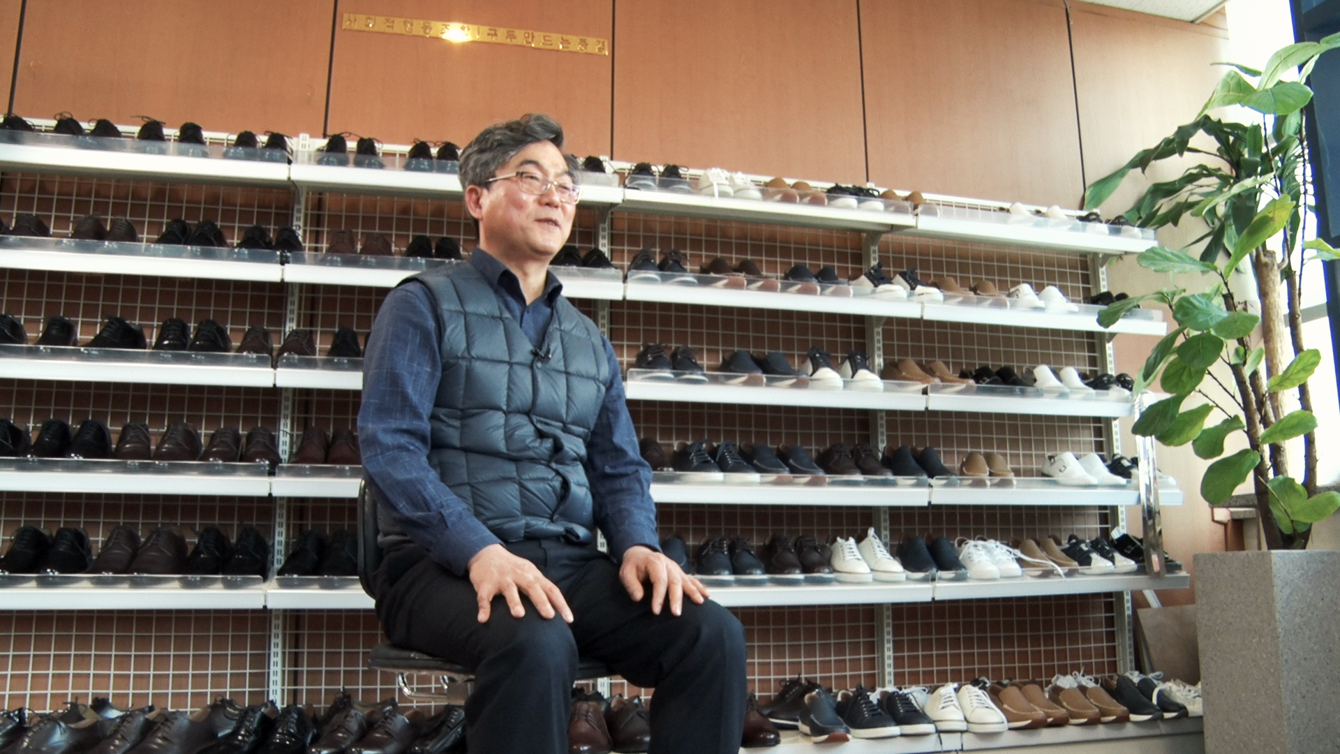 청각장애인들이 만드는 구두제조업체 아지오 유석영 대표가 서울신문과의 인터뷰에 응하고 있는 모습