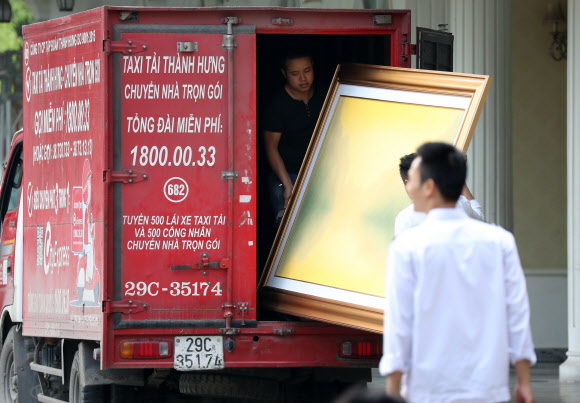 2차 북미정상회담을 여드레 앞둔 19일(현지시간) 베트남 하노이 정부게스트하우스에서 관계자들이 그림을 옮기고 있다. 2019.2.19  연합뉴스