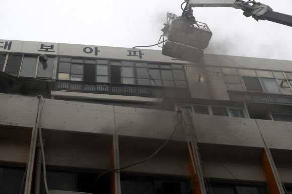 19일 오전 대구 중구 포정동 7층짜리 건물 4층 남자 사우나에서 불이 나 소방당국이 화재 진압과 구조 작업을 하고 있다. 이 불로 2명이 사망하고 76명이 중경상을 입었다.  대구 뉴스1