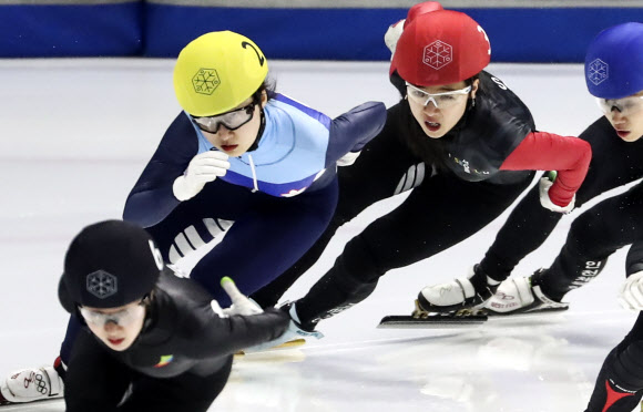 19일 오후 목동 실내빙상장에서 열린 제100회 전국동계체육대회 여자일반부 쇼트트랙 1500m 준결승전. 최민정(성남시청)이 역주하고 있다. 2019.2.19 연합뉴스