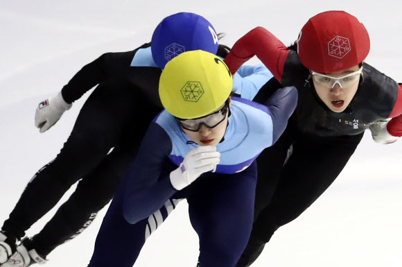19일 오후 목동 실내빙상장에서 열린 제100회 전국동계체육대회 여자일반부 쇼트트랙 1500m 준결승전. 최민정(성남시청,노란헬멧)이 역주하고 있다. 2019.2.19  연합뉴스