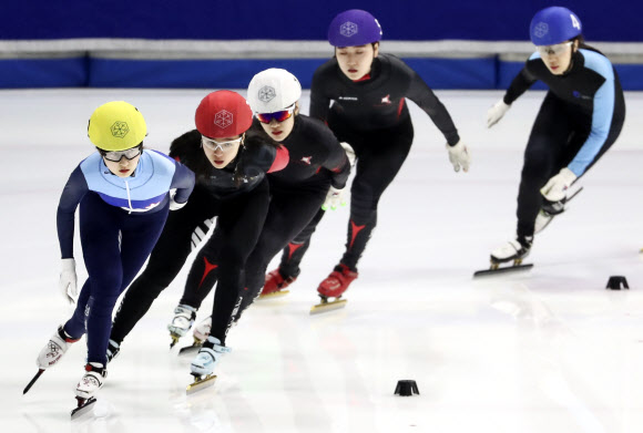 19일 오후 목동 실내빙상장에서 열린 제100회 전국동계체육대회 여자일반부 쇼트트랙 1500m 준결승전. 최민정(성남시청,노란헬멧)이 달리고 있다. 2019.2.19  연합뉴스