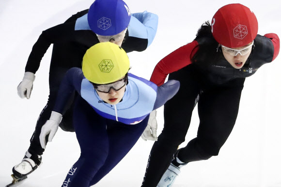 19일 오후 목동 실내빙상장에서 열린 제100회 전국동계체육대회 여자일반부 쇼트트랙 1500m 준결승전. 최민정(성남시청,노란헬멧)이 달리고 있다. 2019.2.19  연합뉴스