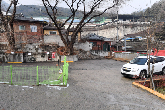 단재 신채호 선생이 1905년부터 1910년 중국 망명 직전까지 살았던 곳으로 추정되는 서울 종로구 삼청동 집터(삼청동 2-1). 현재 칠보사 앞 주자창으로 쓰이고 있다. 서울시는 이곳에 표지석 설치를 추진하고 있다.  도준석 기자 pado@seoul.co.kr