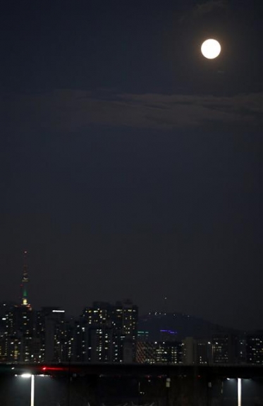 서울 하늘 밝히는 ‘슈퍼문’