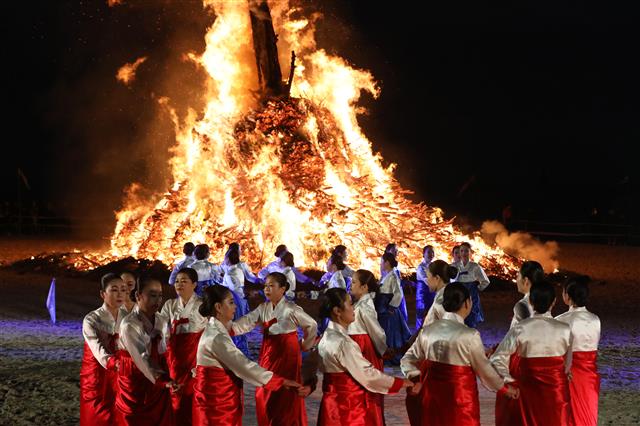 활활 타오르는 달집