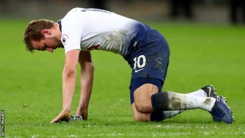 해리 케인(토트넘)이 지난달 14일 맨체스터 시티와의 경기 도중 발목을 다쳐 힘들어 하고 있다. AFP 자료사진
