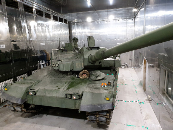 환경 챔버에서 저온 시동 시험 중인 K2 전차