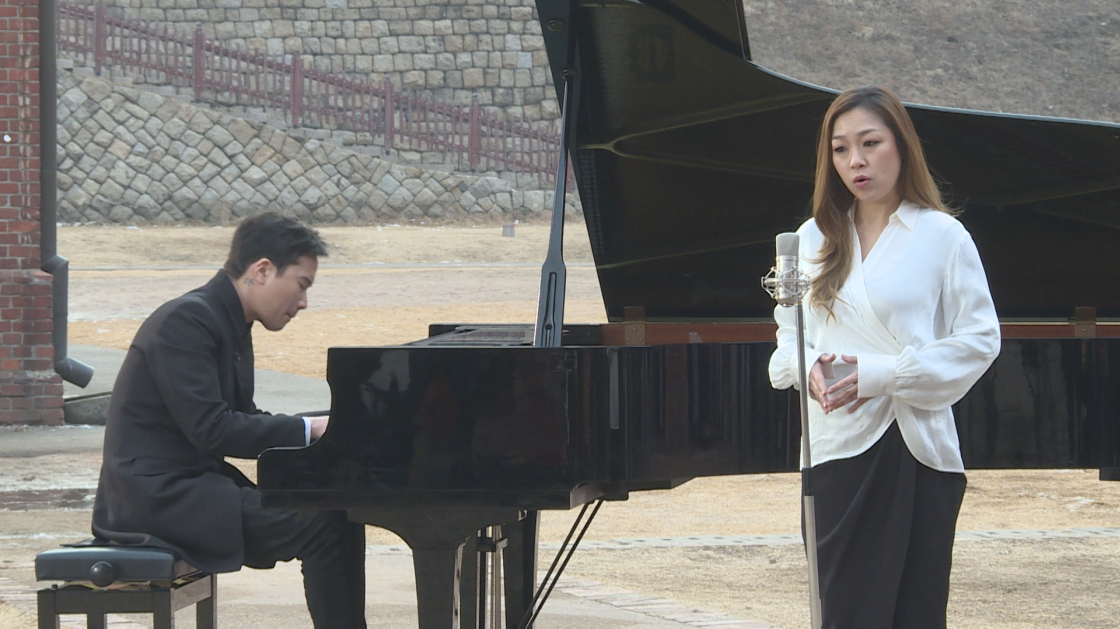정재일(왼쪽) 음악감독과 가수 박정현이 유관순 열사가 불렀던 노래를 재현하고 있다.  KB국민은행 제공