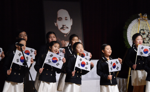 21일 서울 용산 백범기념관에서 열린 단재 신채호선생 순국 83주기 추모식에서 어린이들이 기념합창을 하고 있다. 2019.2.21. 이종원 선임기자 jongwon@seoul.co.kr