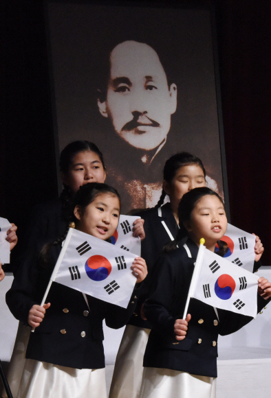 21일 서울 용산 백범기념관에서 열린 단재 신채호선생 순국 83주기 추모식에서 어린이들이 기념합창을 하고 있다. 2019.2.21. 이종원 선임기자 jongwon@seoul.co.kr