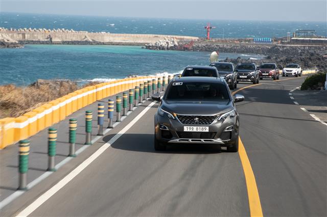 프랑스 자동차 푸조의 공식 수입원인 한불모터스가 지난 13일 제주에서 개최한 시승행사에서 ‘뉴 푸조 3008’이 해안도로를 달리고 있다. 한불모터스 제공