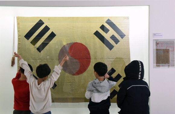 100년 전 상하이 대한민국 임시의정원에 걸렸던 태극기 