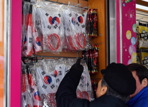 서울 남대문 한 문구점에서 어르신이 중국산 태극기를 구매하고 있다.