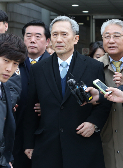 군 댓글조작에 관여한 혐의로 기소된 김관진 전 국방부 장관이 21일 1심 재판에서 징역 2년 6개월을 선고받은 뒤 법원을 나서고 있다. 정연호 기자 tpgod@seoul.co.kr