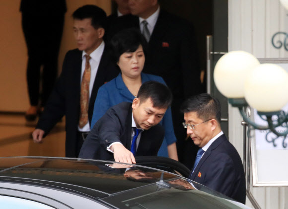 영빈관 나서는 김혁철-김성혜-최강일