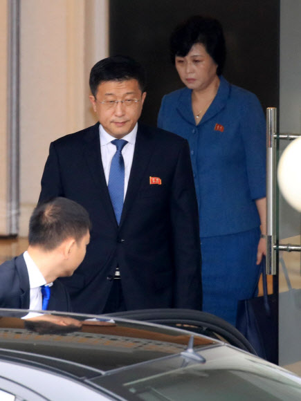 영빈관 나서는 김혁철-김성혜