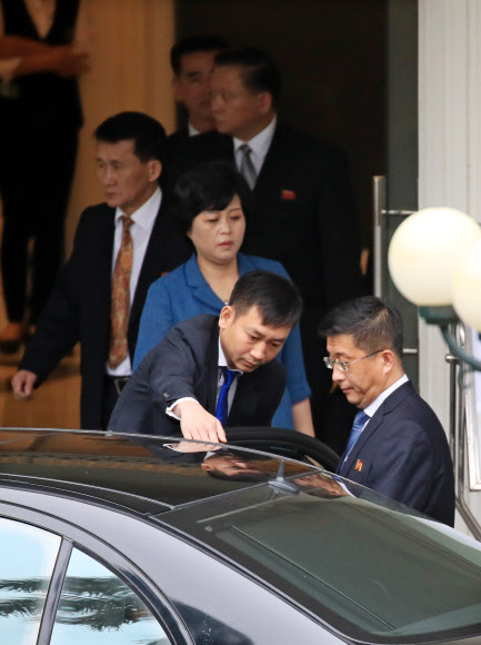 영빈관 나서는 김혁철-김성혜-최강일