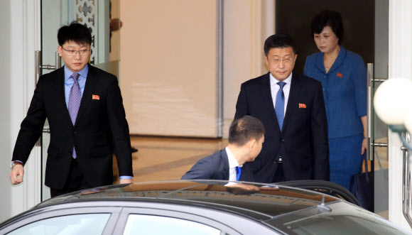 영빈관 나서는 김혁철-김성혜