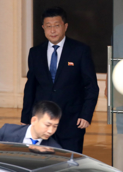 영빈관 나서는 김혁철