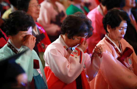 만학도 졸업생들의 눈물