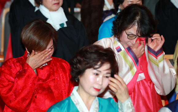 만학도 졸업생들의 눈물