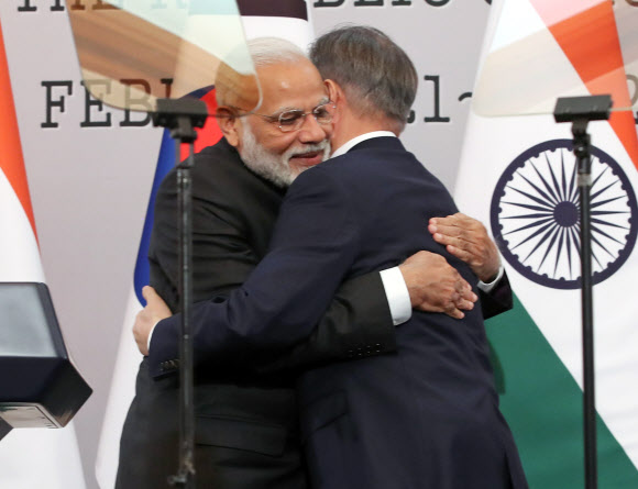 포옹하는 한-인도 정상