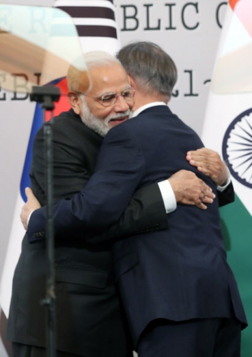 한-인도 정상, 공동기자회견 후 ‘포옹’