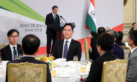문 대통령 오찬사 듣는 이재용 삼성전자 부회장