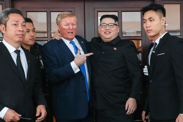 ‘하노이에 등장한 가짜 트럼프와 김정은’