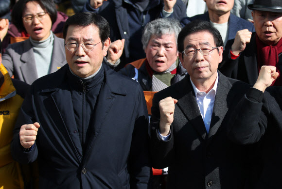 임을 위한 행진곡 부르는 박원순-이용섭 시장