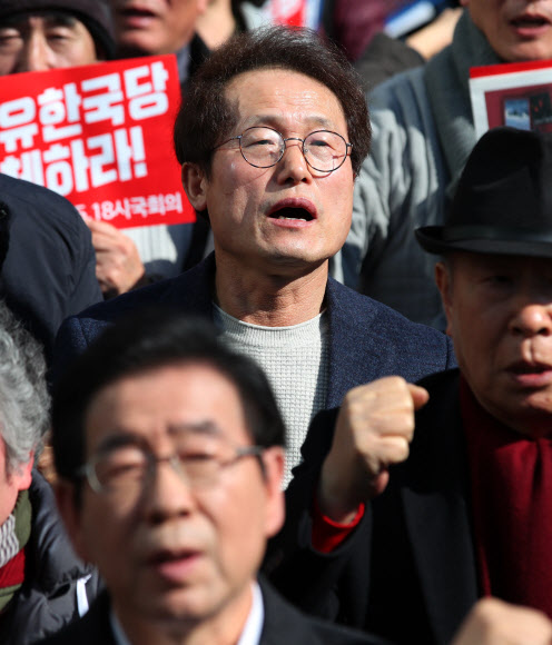 임을 위한 행진곡 부르는 조희연