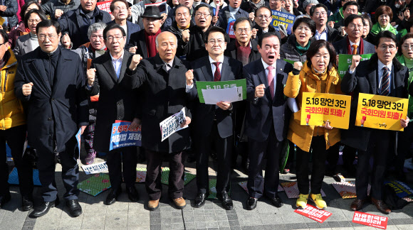 임을 위한 행진곡 부르는 참가자들