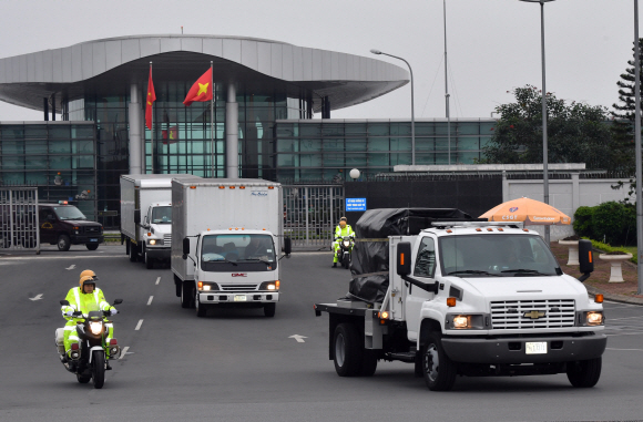 23일 베트남 하노이 노이바이 국제공항 VIP게이트로 미국의 경호장비가 실린것으로 추정되는 차량들이 현지경찰의 에스코트를 받으며 공항을 떠나고 있다. 2019.2.23 박지환기자 popoca@seoul.co.kr