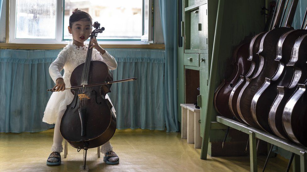 함경북도 청진의 청남 유치원에서 첼로를 연주하는 소녀.