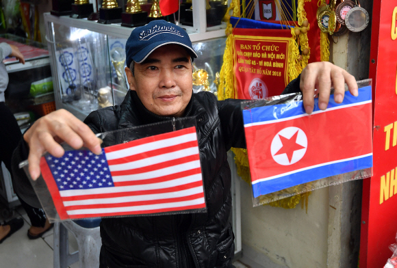 24일 베트남 하노이의 한 국기상점에서 상인이 인공기와 성조기를 들어보이고 있다. 2019.2.24  박지환 기자 popocar@seoul.co.kr