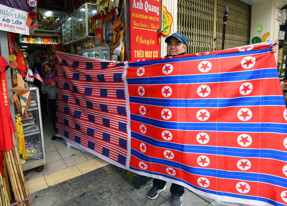 24일 베트남 하노이의 한 국기상점에서 상인이 인공기와 성조기를 들어보이고 있다. 2019.2.24  박지환 기자 popocar@seoul.co.kr