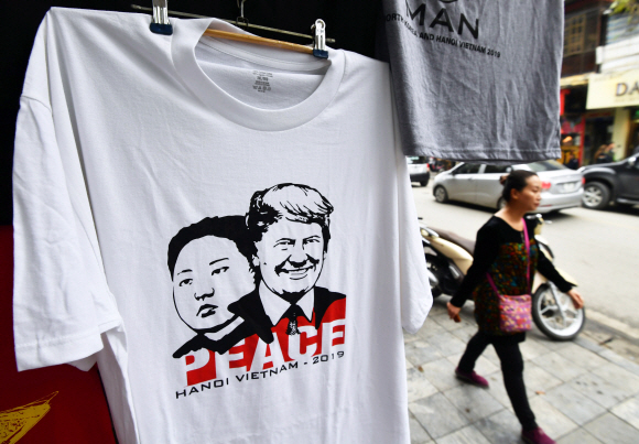 24일 베트남 하노이시의 한 상점에 김정은과 트럼프의 얼굴이 그려진 티셔츠가 판매되고 있다. 2019.2.24  박지환 기자 popocar@seoul.co.kr