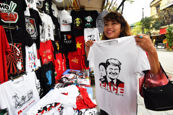 24일 베트남 하노이의  한 상점에서 베트남 시민이 김정은과 트럼프의 얼굴이 그려진 티셔츠를 구입하고 있다. 2019.2.24  박지환 기자 popocar@seoul.co.kr
