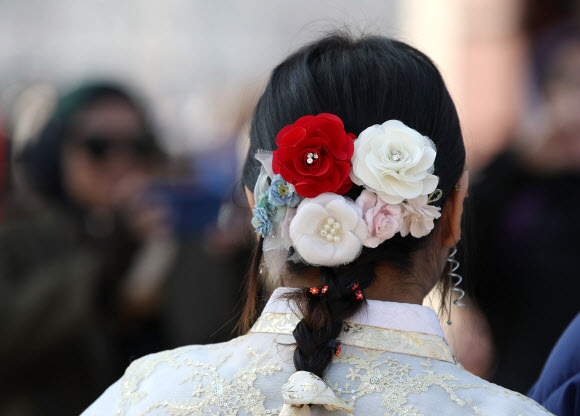 24일 오전 서울 경복궁에서 한 관광객이 기념촬영을 하고 있다. 2019.2.24  연합뉴스