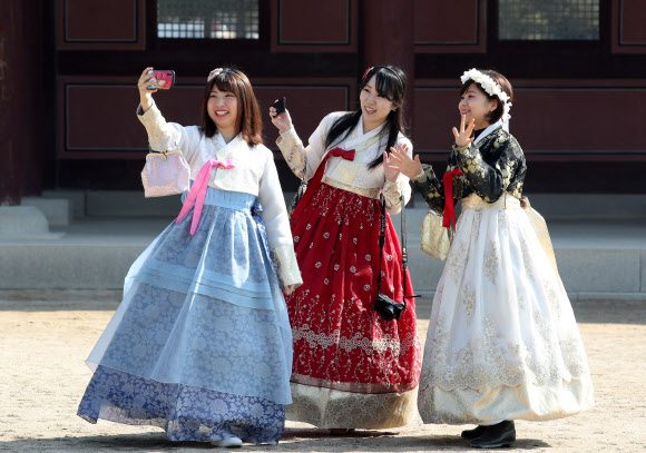 24일 오전 서울 경복궁에서 관광객들이 기념촬영을 하고 있다. 2019.2.24  연합뉴스