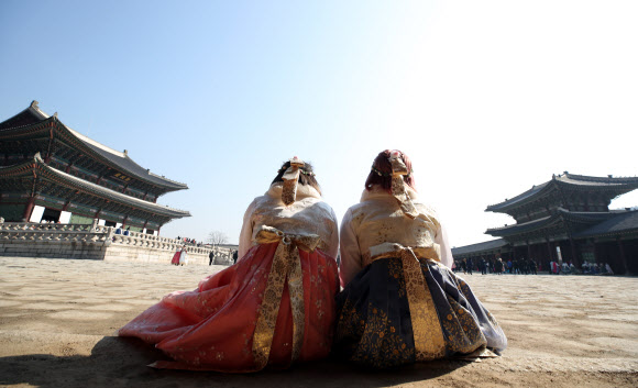 24일 오전 서울 경복궁에서 관광객들이 따뜻한 햇볕을 쬐고 있다. 2019.2.24  연합뉴스