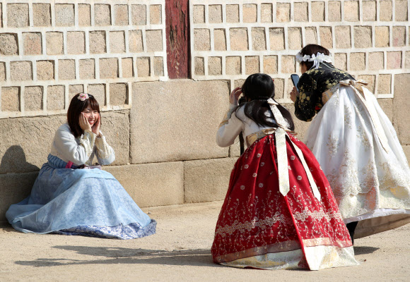 24일 오전 서울 경복궁에서 관광객들이 기념촬영을 하고 있다. 2019.2.24  연합뉴스